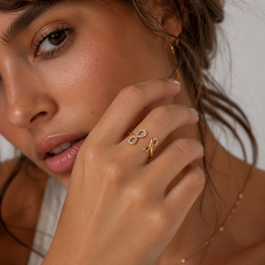 Mujer con top blanco y el anillo de infinito puesto