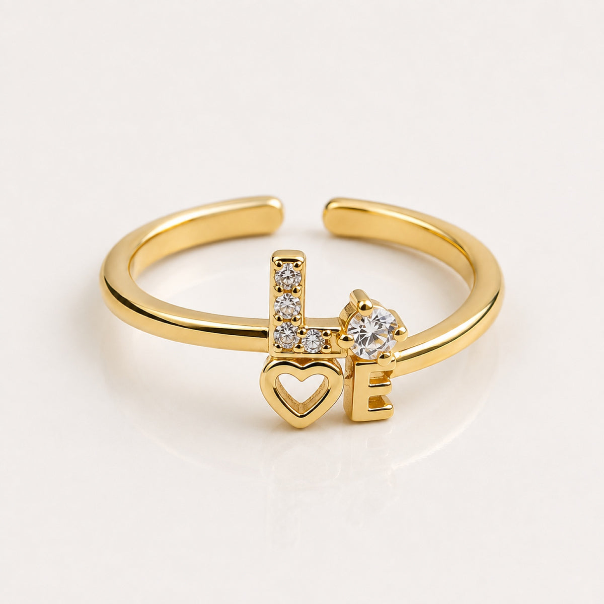 Anillo dorado ajustable con la palabra Love y un corazón en pavé