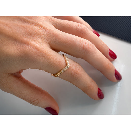 Anillo dorado fino con banda en pavé de circonias puesto en una mano