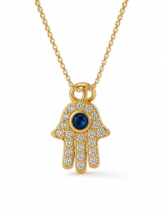 Collar dorado con dije de mano de hamsa en pavé y piedra azul al centro