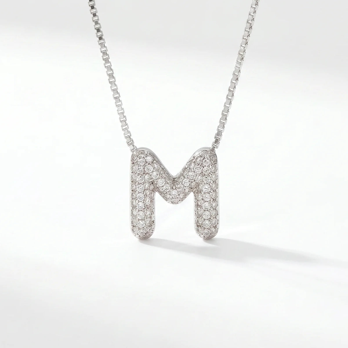 Collar de inicial bubble en plata con la letra M en pavé de circonias