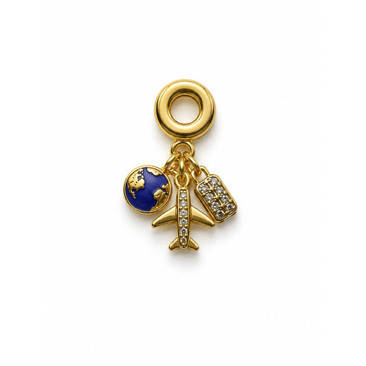 Charm dorado con globo terráqueo azul, avión y placa en pavé