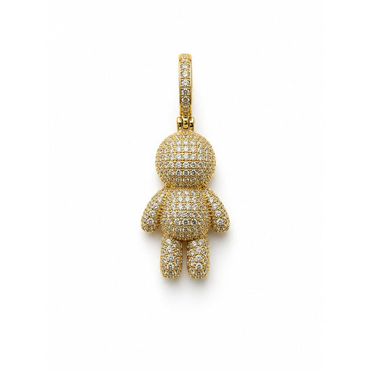 Dije dorado con figura de niño cubierta en pavé de circonias