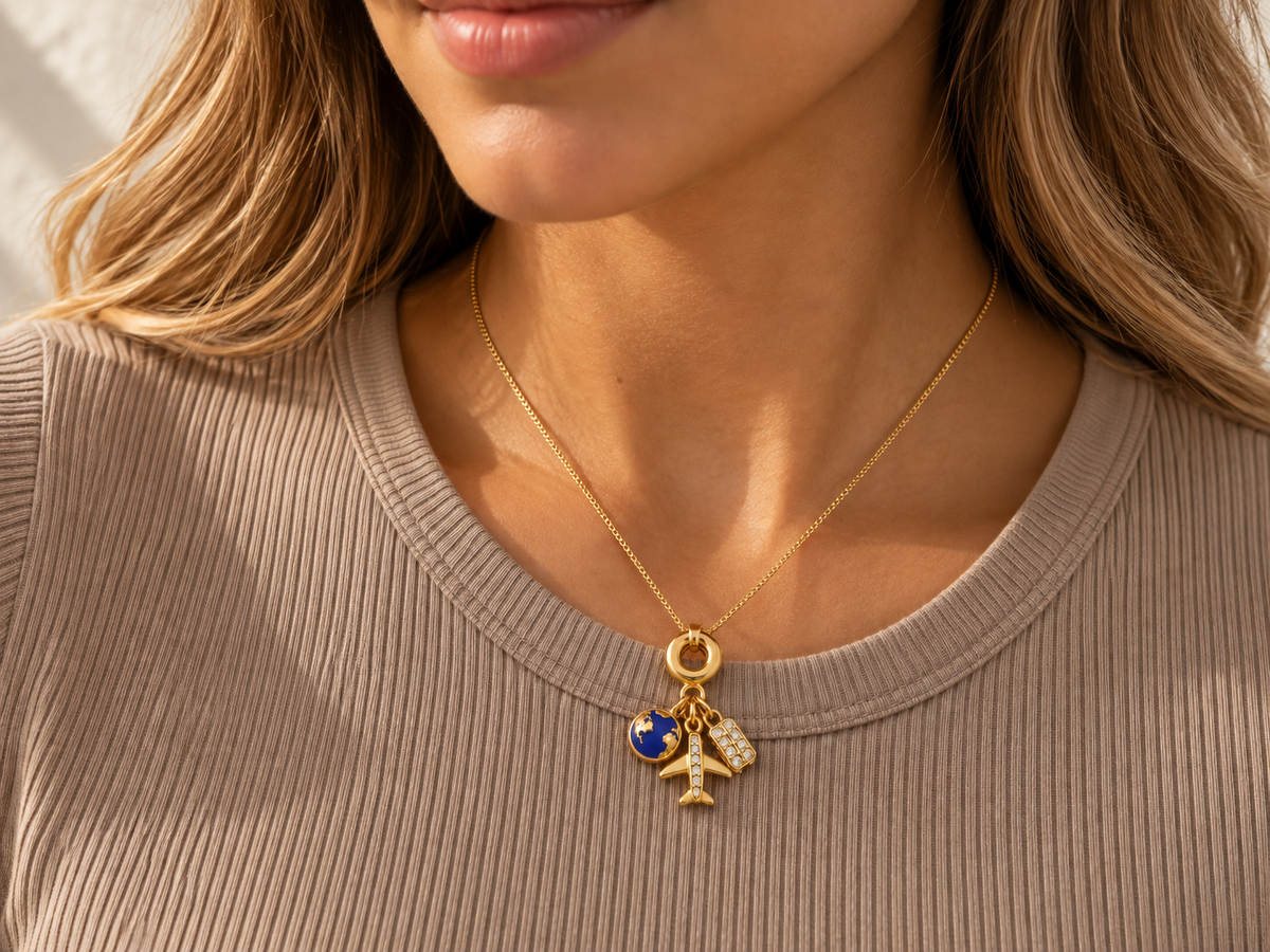 Mi Camino · Collar en oro laminado y 3 dijes de fe