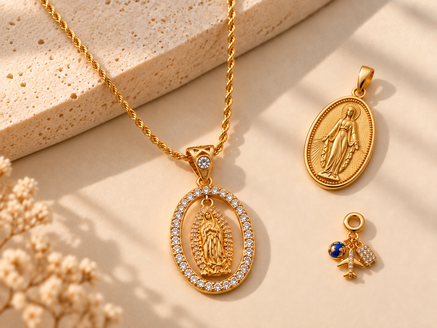 Mi Camino · Collar en oro laminado y 3 dijes de fe