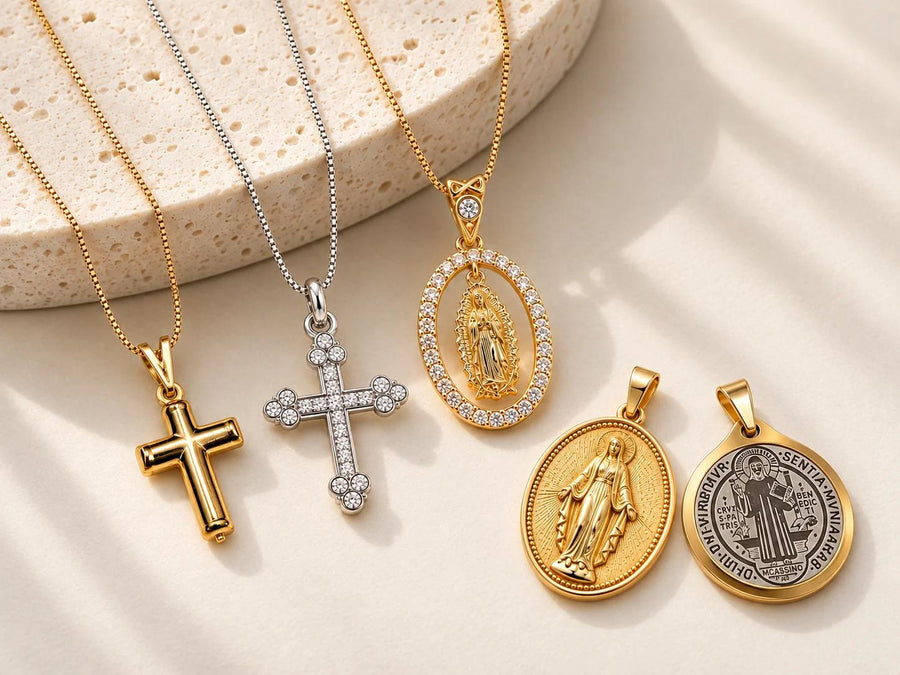 Amuleto · 3 collares y 5 dijes en baño de oro
