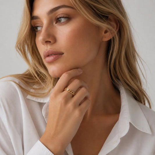 Mujer rubia con camisa blanca y el anillo de cadena cubana puesto