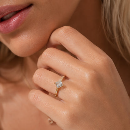 Detalle del anillo de piedra rectangular puesto en el dedo