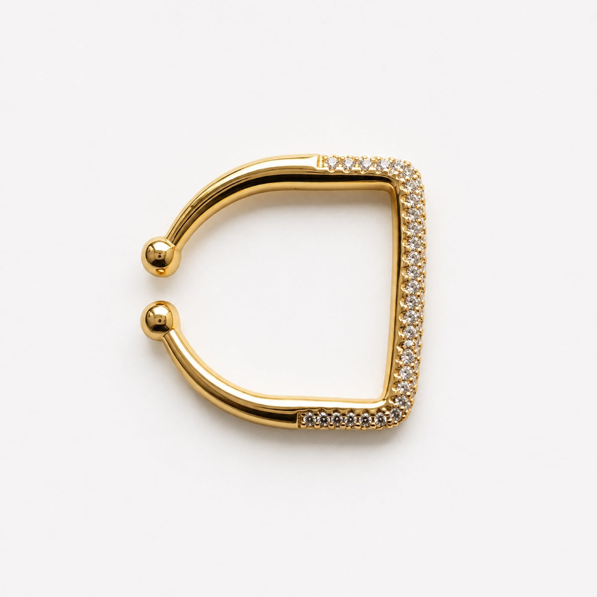 Anillo abierto dorado con el frente cuadrado en pavé de circonias y bolitas en las puntas