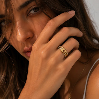 Mujer con la mano en el rostro y el anillo de eslabón puesto