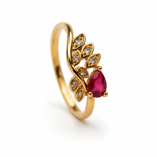 Anillo dorado ajustable con hojas en pavé y una piedra roja en forma de gota