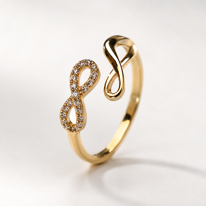 Anillo de infinito dorado visto de lado, sobre fondo blanco