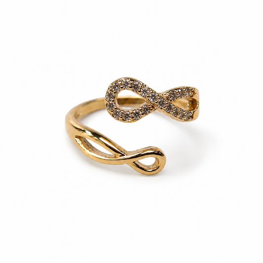 Anillo dorado ajustable con dos símbolos de infinito, uno liso y uno en pavé