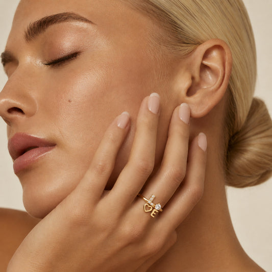 Anillo Love con corazón en pavé puesto en la mano