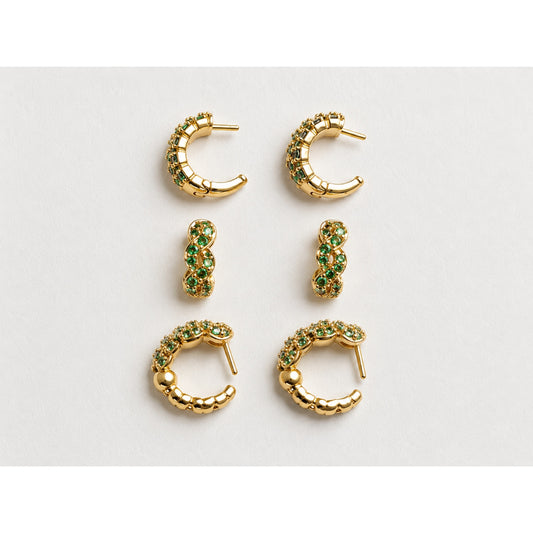 Set de tres pares de aros dorados con piedras verdes y bolitas