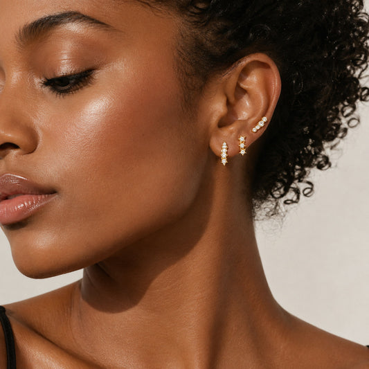 Aretes en pavé de circonias puestos en la oreja