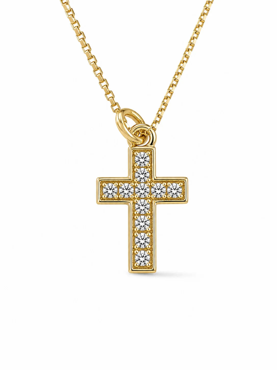 Collar dorado con dije de cruz en pavé de circonias, sobre fondo blanco
