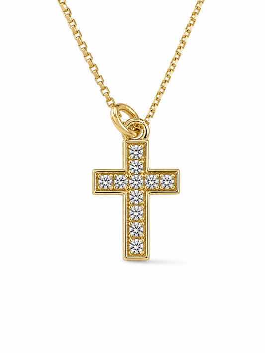 Collar dorado con dije de cruz en pavé de circonias, sobre fondo blanco