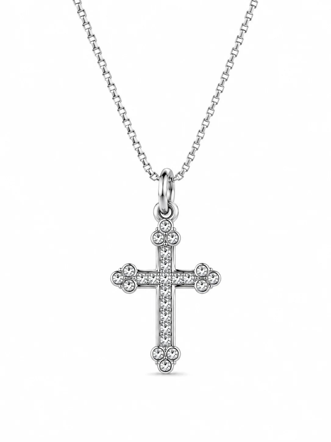 Collar plateado con dije de cruz en pavé de circonias, sobre fondo blanco