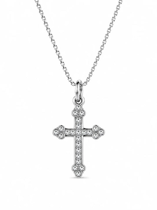 Collar plateado con dije de cruz en pavé de circonias, sobre fondo blanco