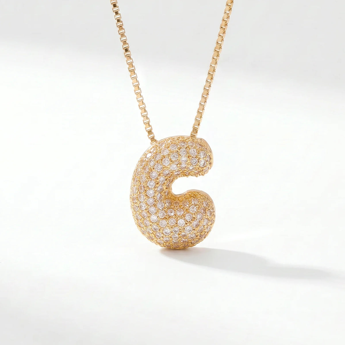 Collar de inicial bubble en oro con la letra C en pavé de circonias