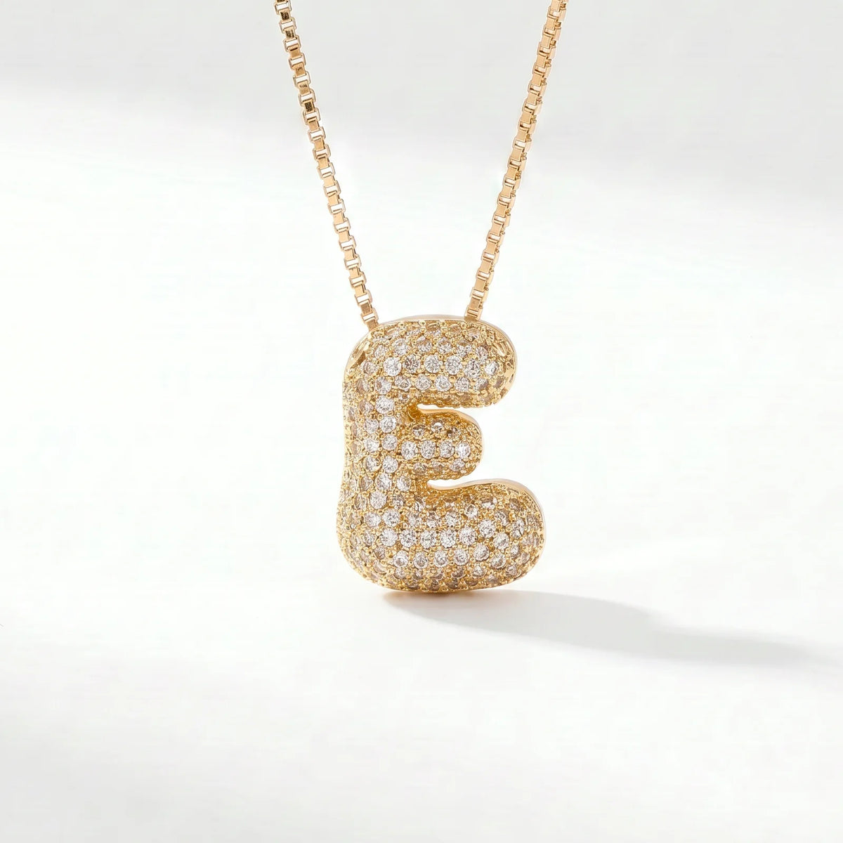 Collar de inicial bubble en oro con la letra E en pavé de circonias