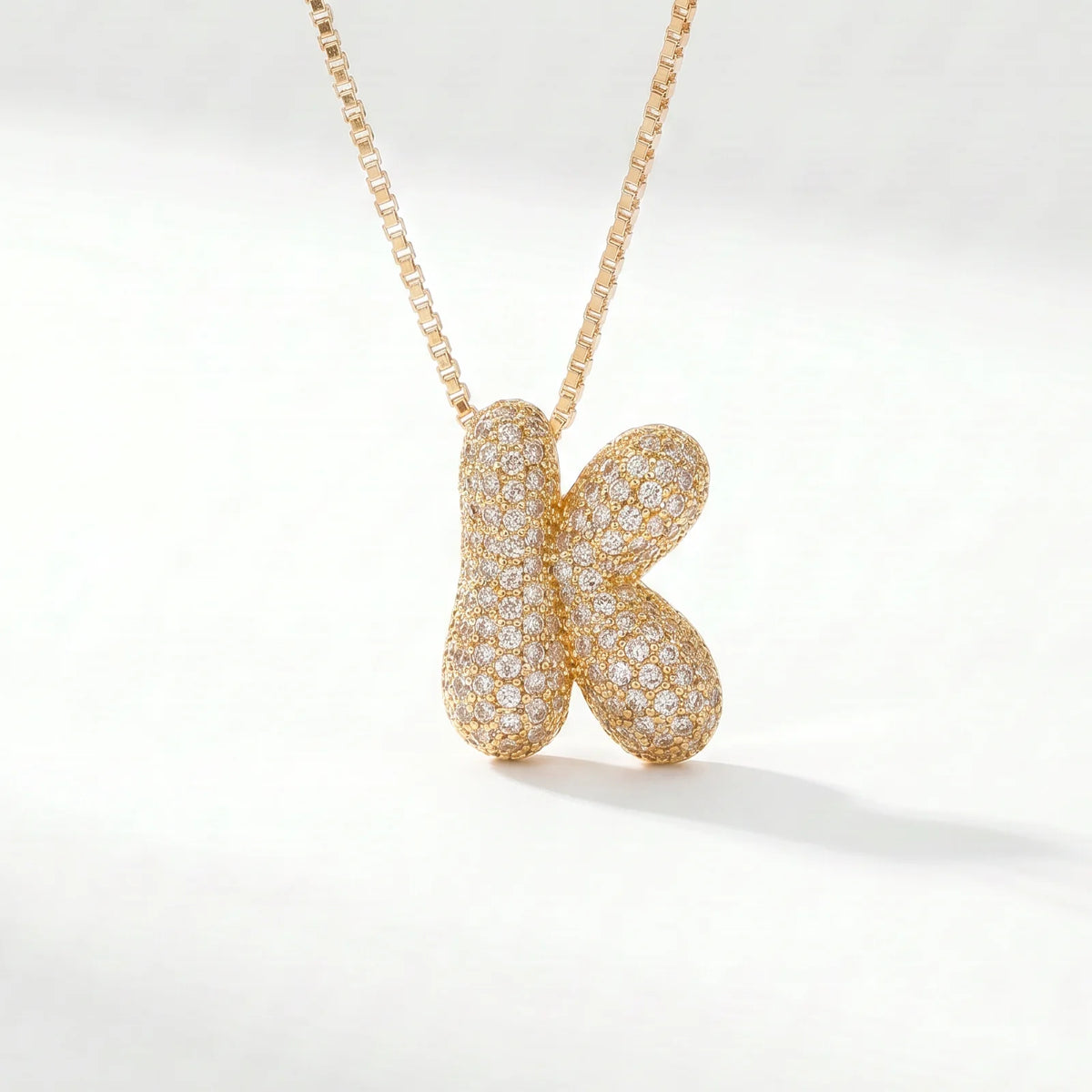 Collar de inicial bubble en oro con la letra K en pavé de circonias
