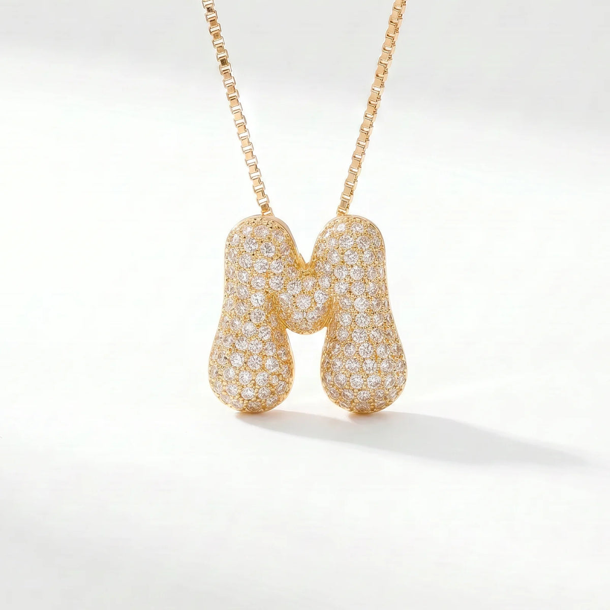 Collar de inicial bubble en oro con la letra M en pavé de circonias