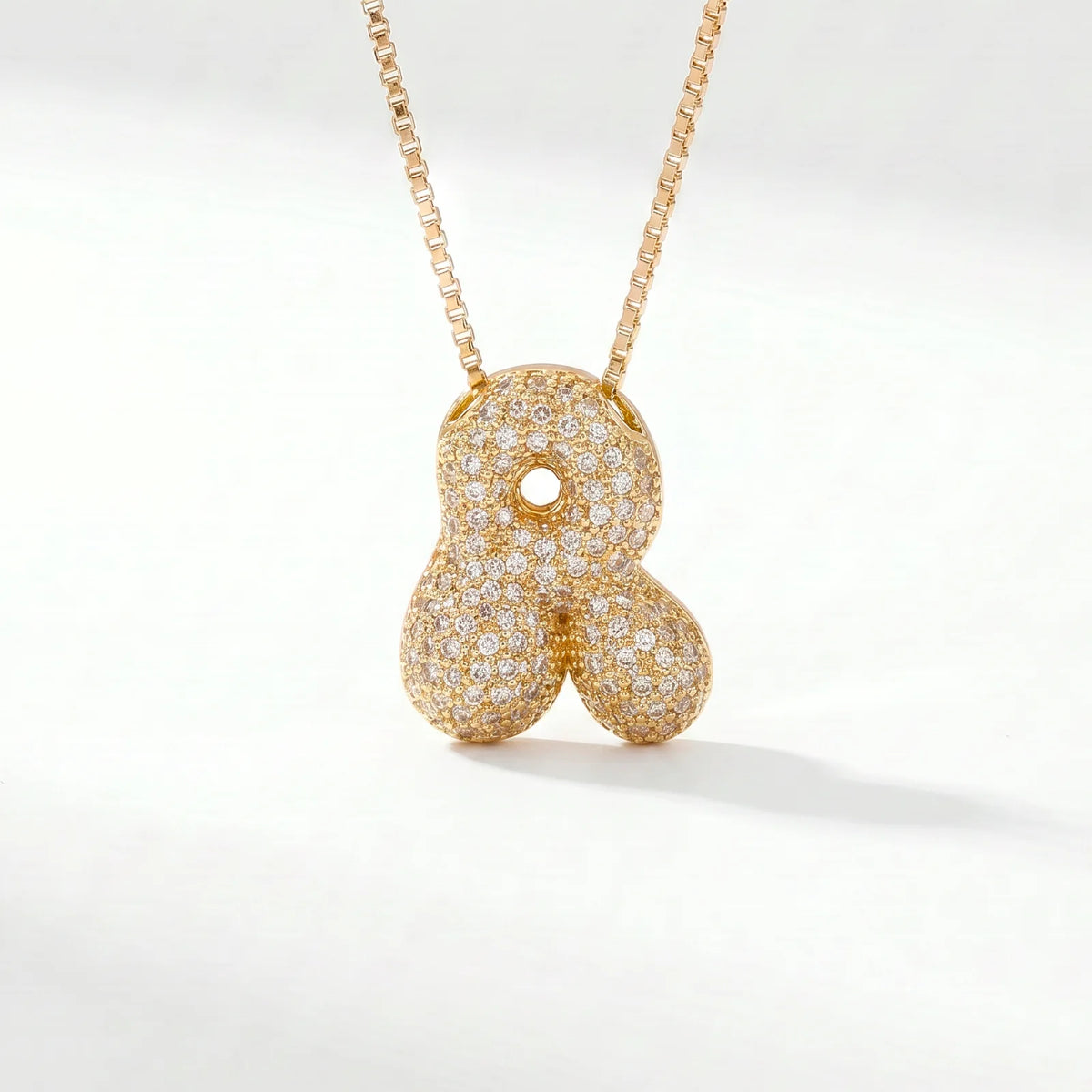 Collar de inicial bubble en oro con la letra R en pavé de circonias