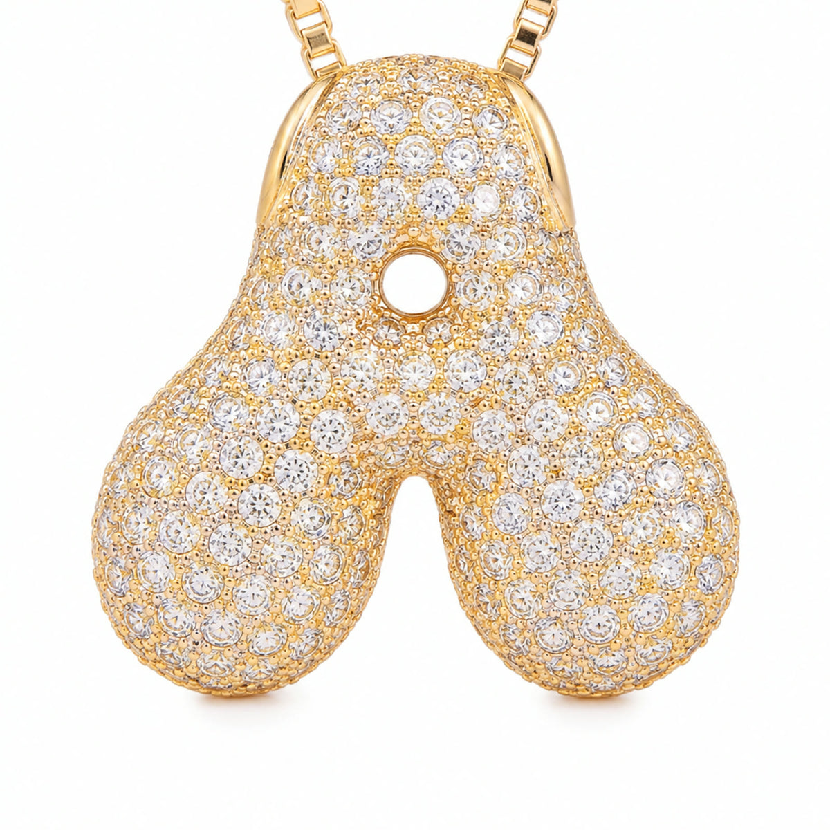 Dije de inicial bubble dorado en pave, detalle de la letra