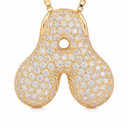 Dije de inicial bubble dorado en pave, detalle de la letra