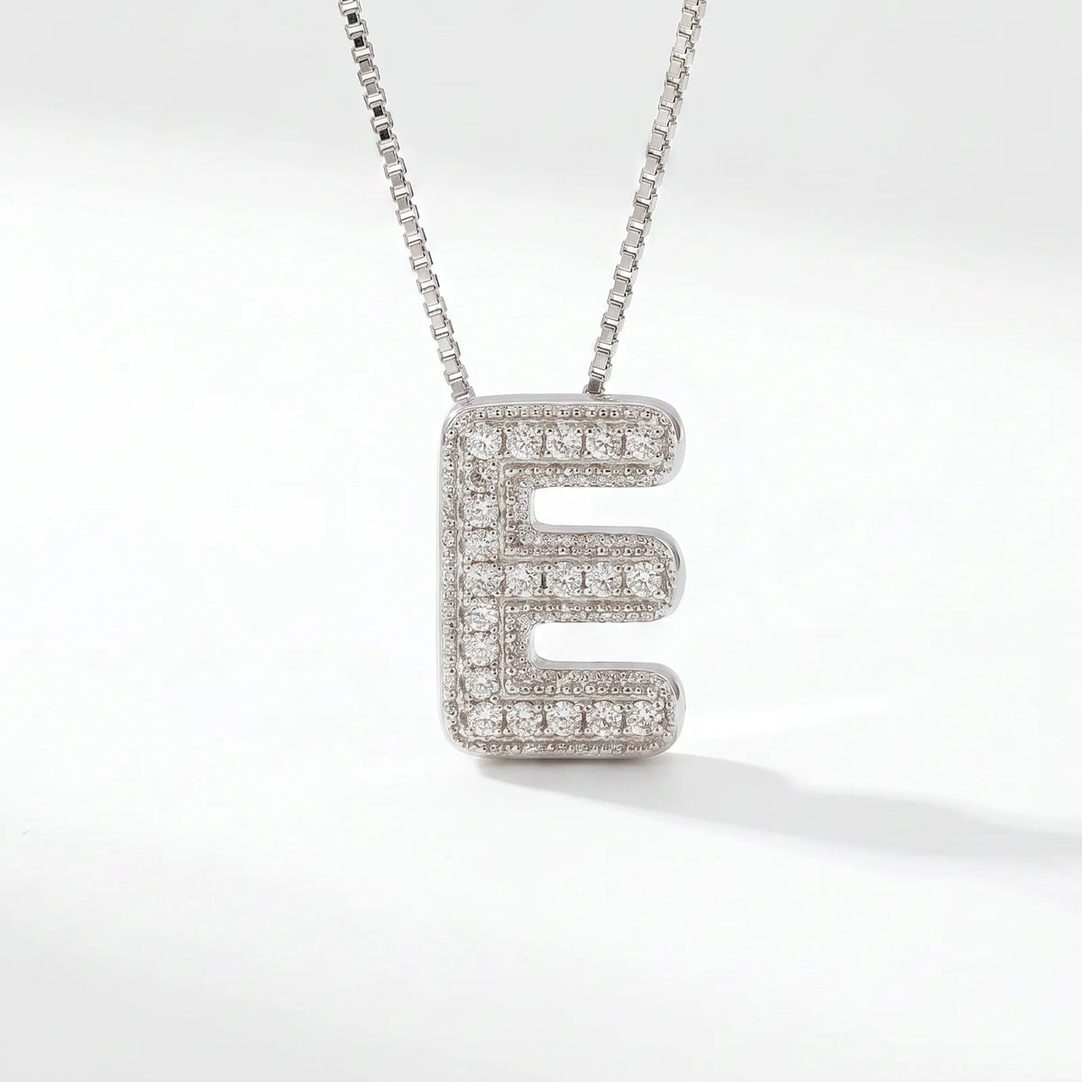 Collar de inicial bubble en plata con la letra E en pavé de circonias