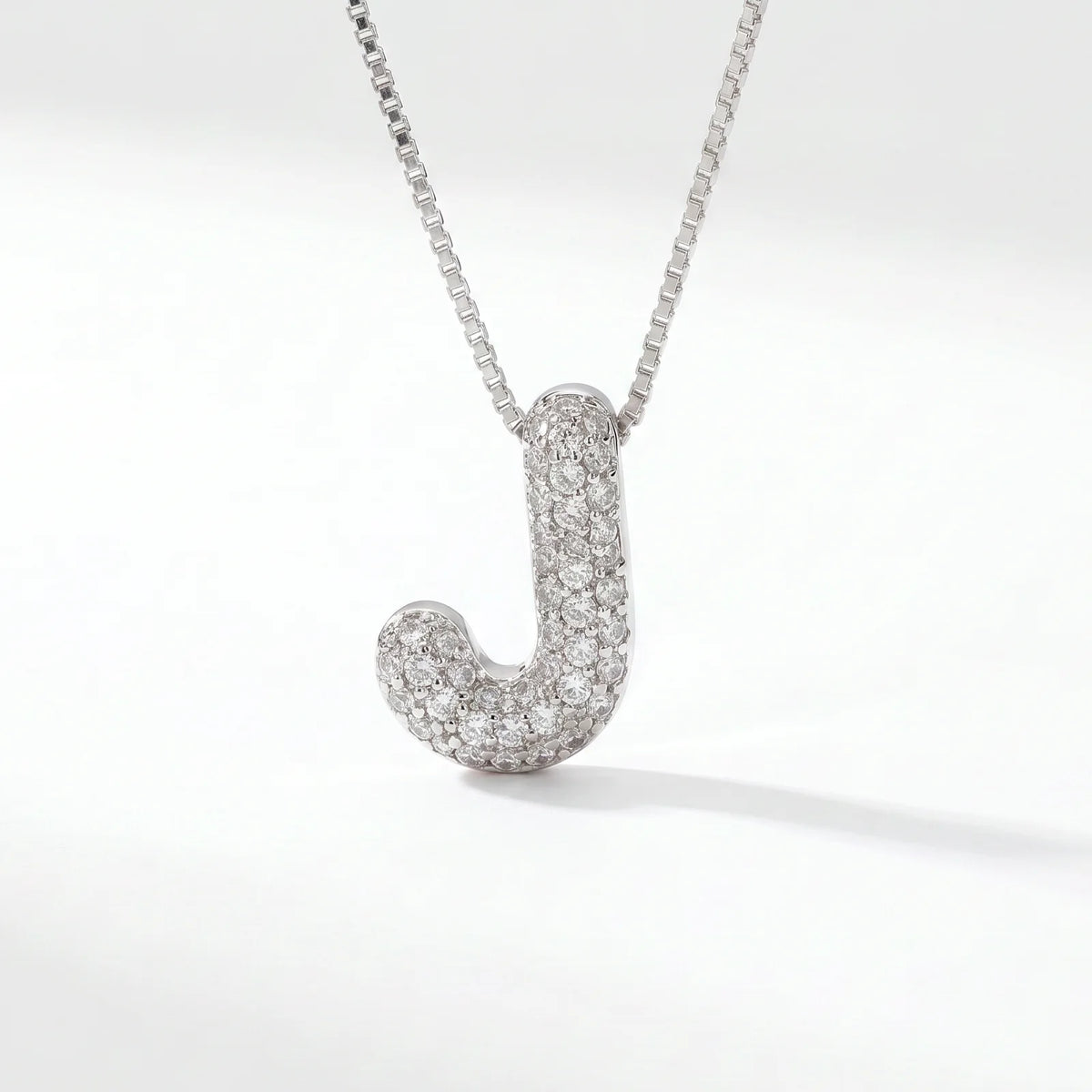 Collar de inicial bubble en plata con la letra J en pavé de circonias