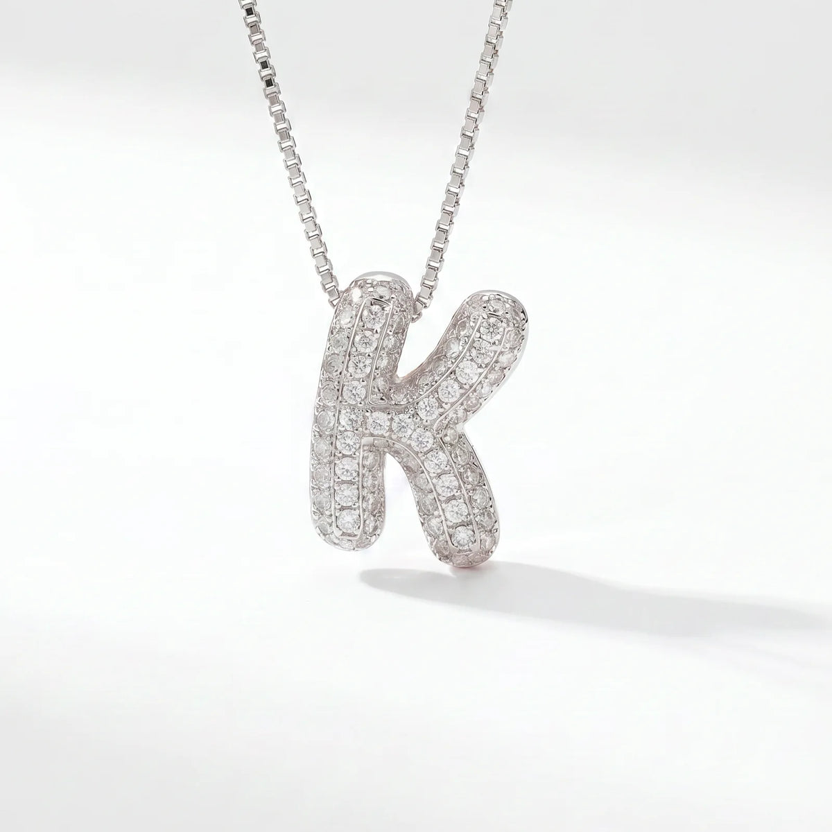 Collar de inicial bubble en plata con la letra K en pavé de circonias