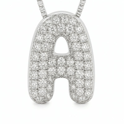 Dije de inicial bubble plateado en pave, detalle de la letra