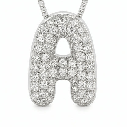 Dije de inicial bubble plateado en pave, detalle de la letra