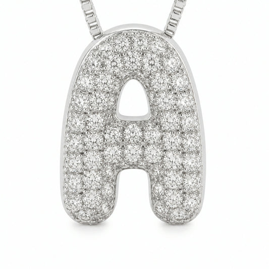Dije de inicial bubble plateado en pave, detalle de la letra