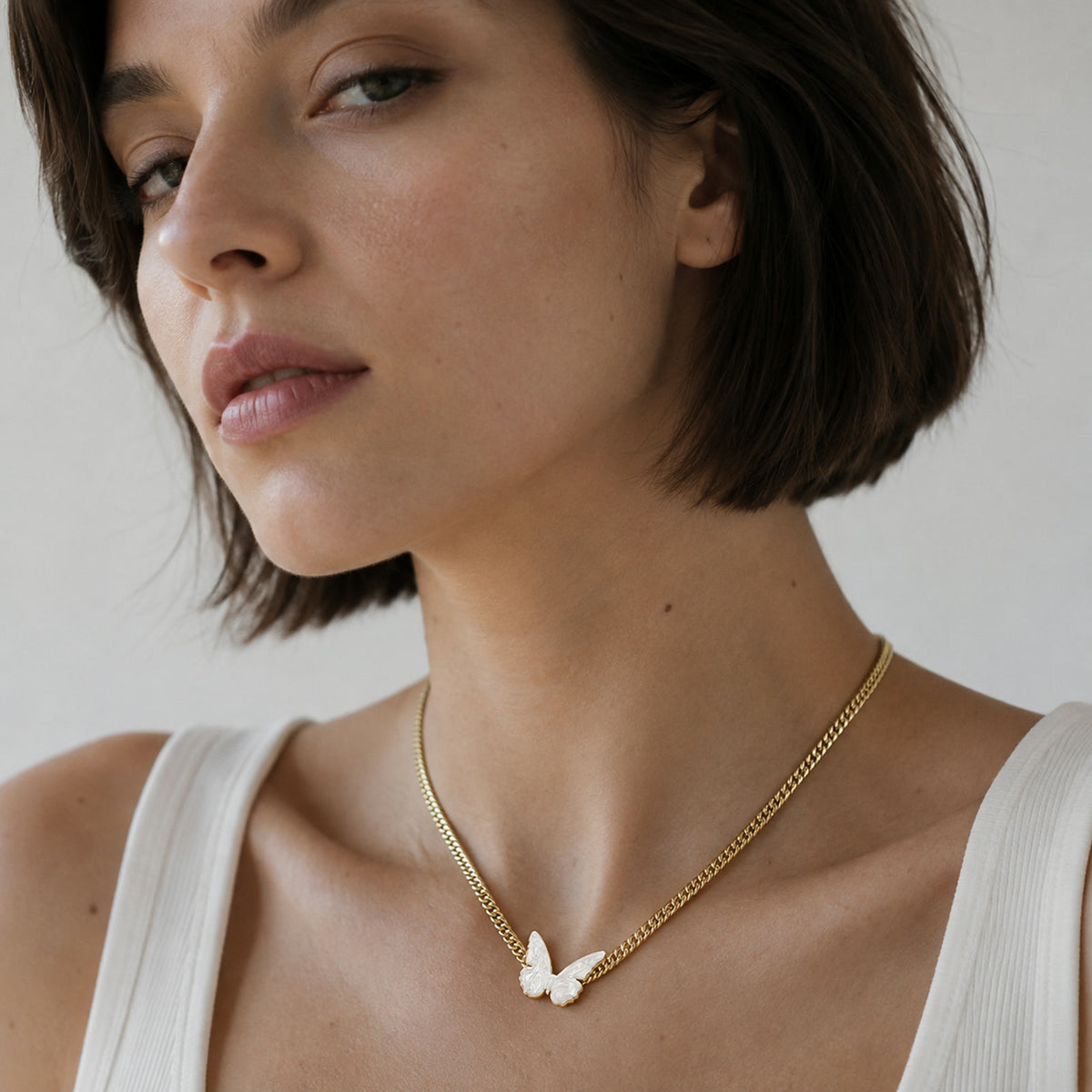 Collar de mariposa de nácar puesto al cuello