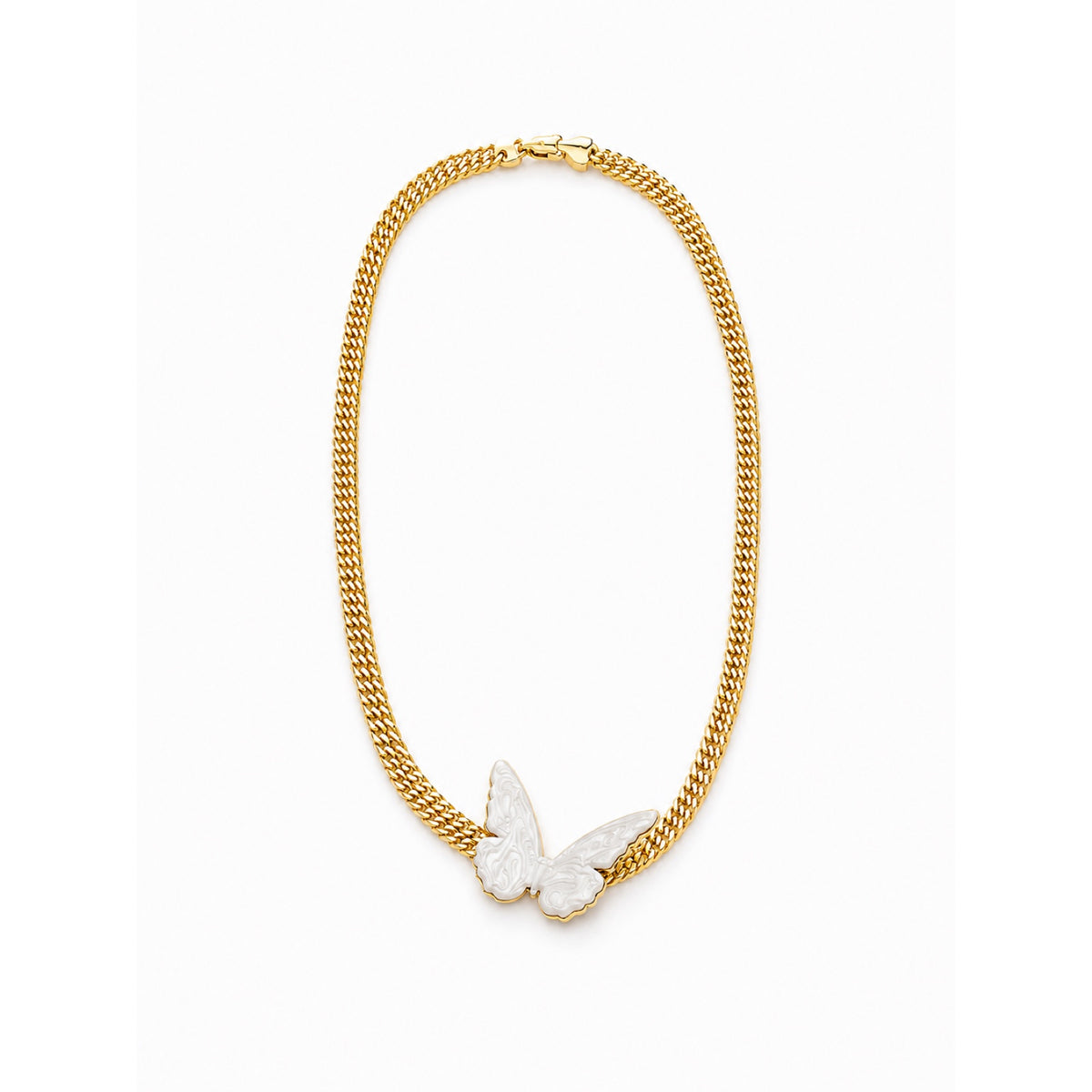 Collar dorado tipo serpiente con mariposa blanca de nácar en el centro