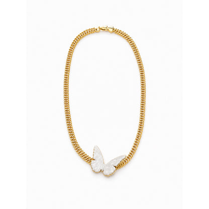 Collar dorado tipo serpiente con mariposa blanca de nácar en el centro