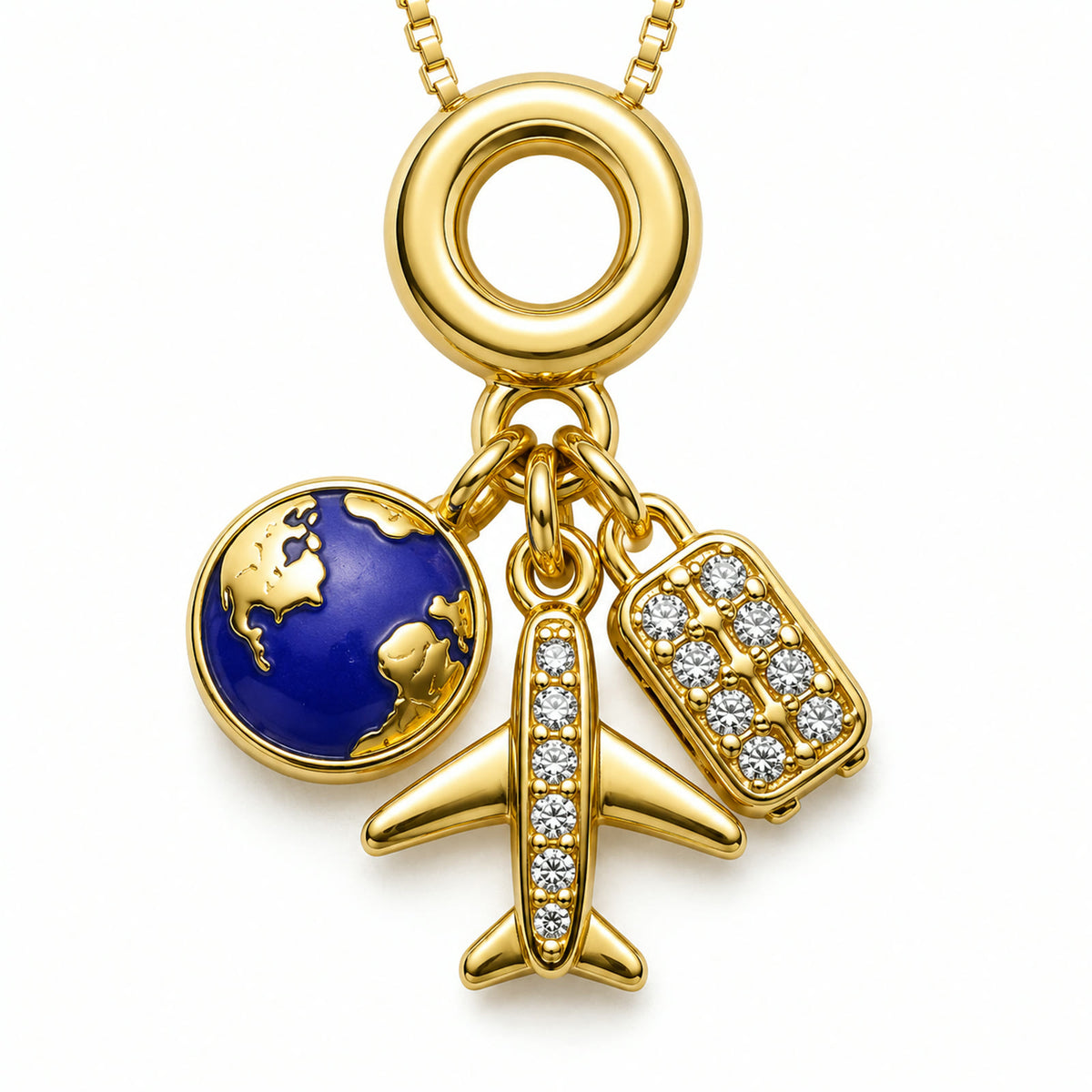 Charm dorado con globo terraqueo azul, avion y placa en pave