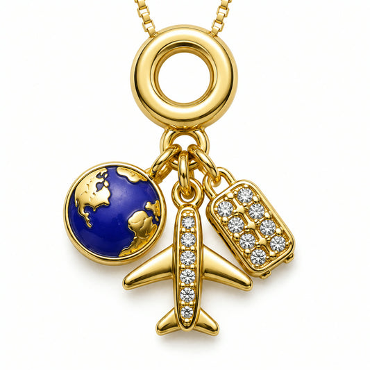 Charm dorado con globo terraqueo azul, avion y placa en pave