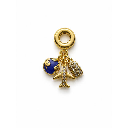 Charm dorado con globo terráqueo azul, avión y placa en pavé