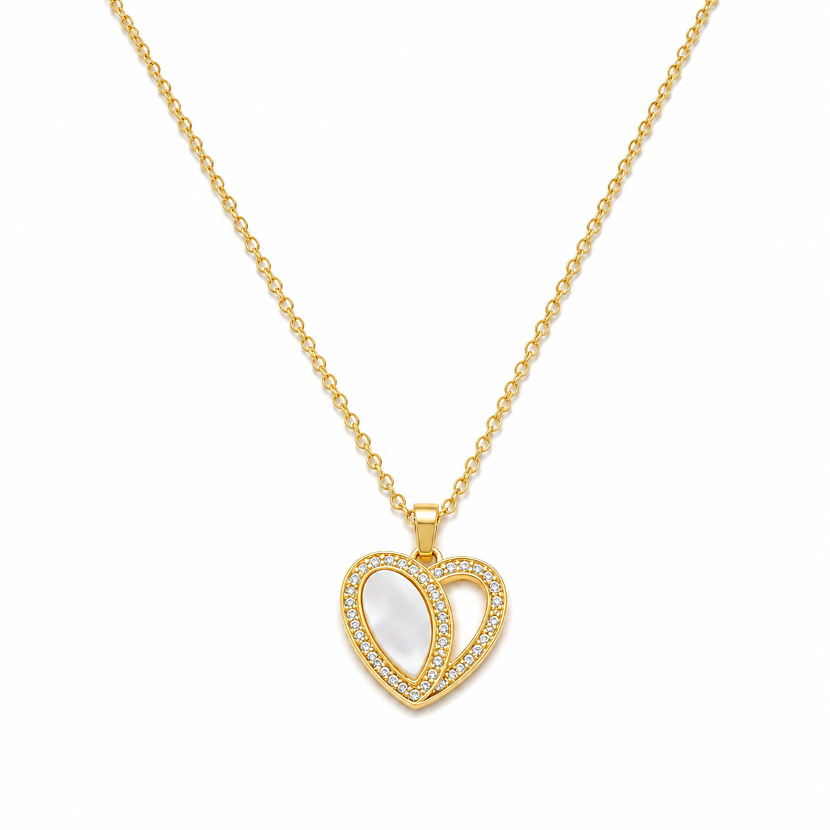 Dije dorado de corazón con centro de nácar blanco y contorno en pavé