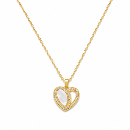 Dije dorado de corazón con centro de nácar blanco y contorno en pavé