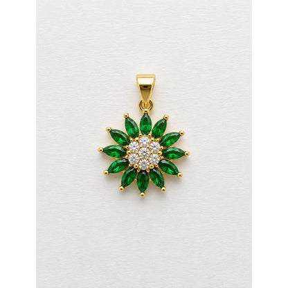 Dije dorado de flor con pétalos de piedra verde y centro en pavé