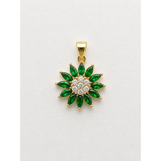 Dije dorado de flor con pétalos de piedra verde y centro en pavé
