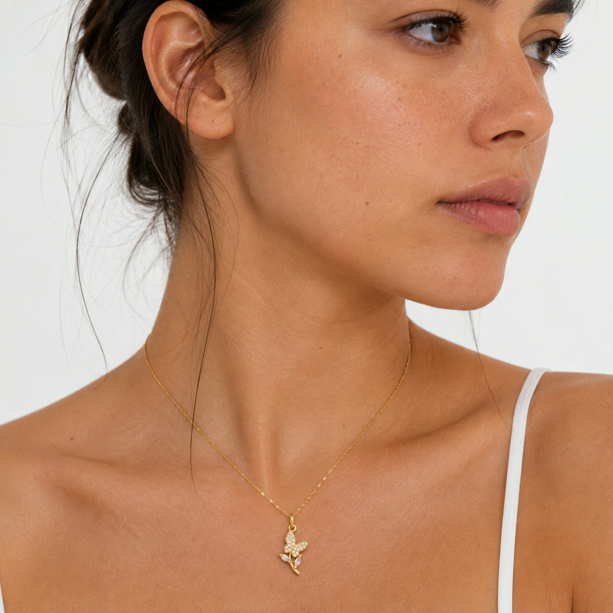 Dije de mariposa en pavé puesto al cuello