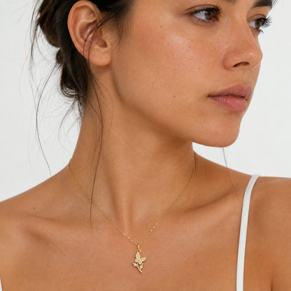 Dije de mariposa en pavé puesto al cuello