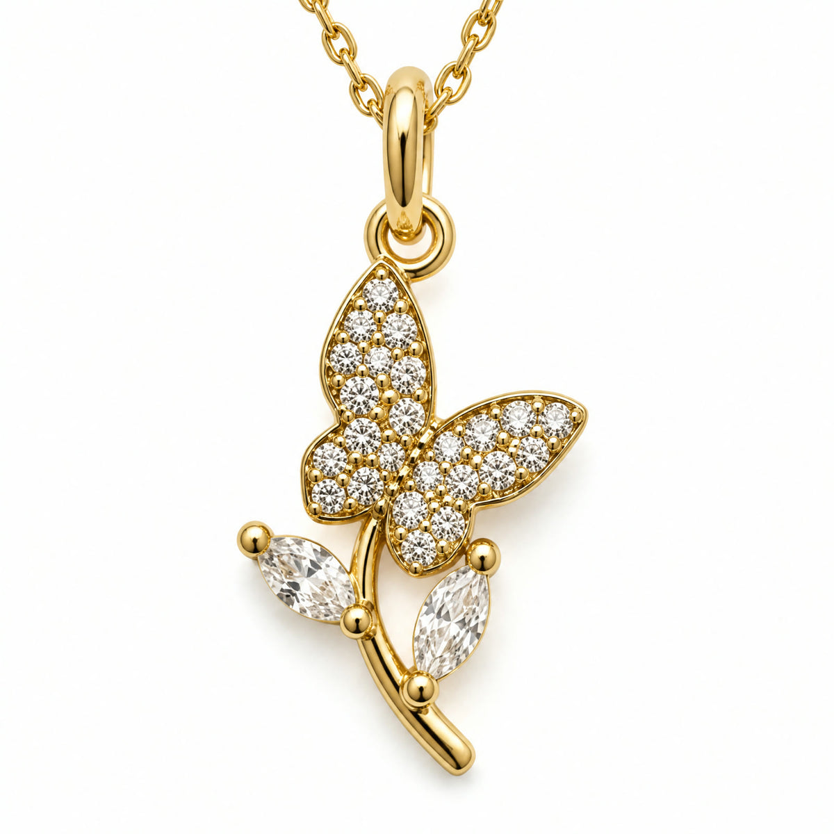 Dije de mariposa en pave posada sobre una rama, con dos piedras colgantes